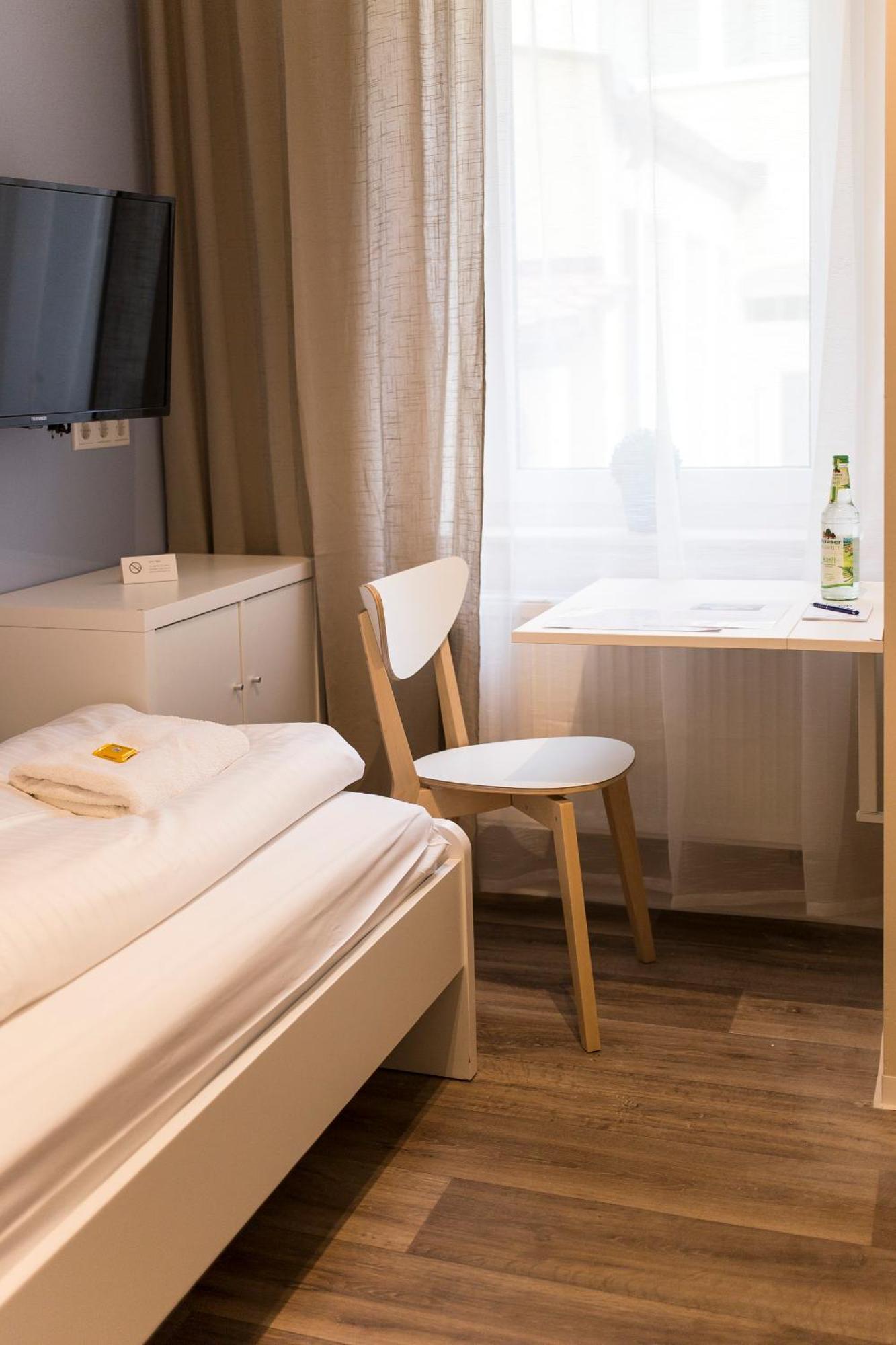 Guesthouse Koehn51, Zentral Gelegene, Stilvoll Eingerichtete Zimmer Mit Eigener Teekueche Nürnberg Dış mekan fotoğraf